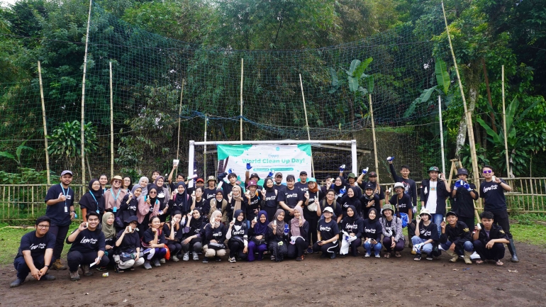 Gambar 2. Peserta River Cleanup  Greeneration Foundation x Avoskin(Rimba Tectona/ Greeneration Foundation)