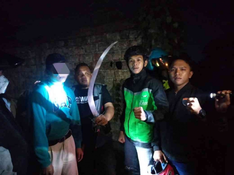 Penangkapan remaja bawa senjata tajam oleh team ( pelaku wajah di blur) 