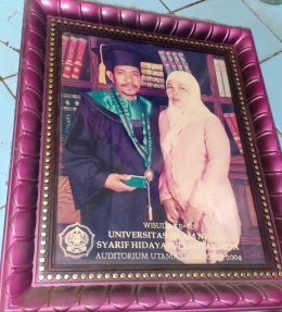 Ditemani istri usai diwisuda S2 di UIN Jakarta era Rektor Prof Azyumardi Azra (dok pribadi Nur Terbit)