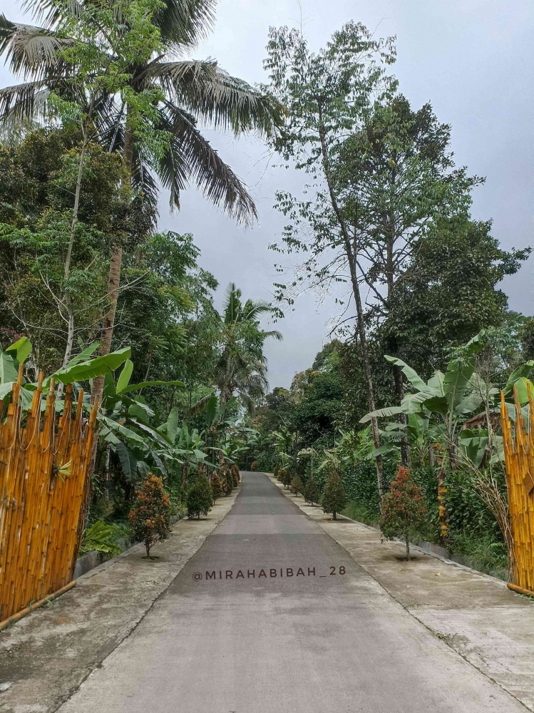 Jalan masuk Desa Sumurugul. | Foto: dokumentasi pribadi