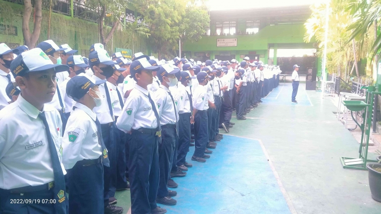 Kegiatan rutin setiap Senin pagi (Apel Pagi) foto: dokpri