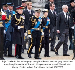 Image: Raja Charles III beserta keluarga mengantarkan jenazah Ratu Elizabeth II ke pemakaman (Photo: Reuters/Joshua Bratt)