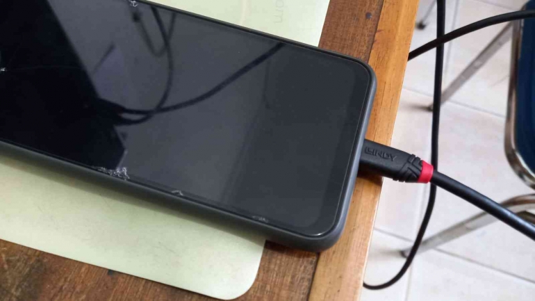 proses pengisian daya baterai smartphone menggunakan kabel usb dari Lindy (dokpri)