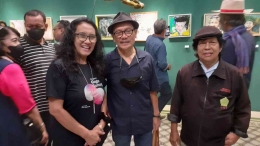 Mbak Picuk peserta pameran, Suwarno Wisetrotomo kurator seni rupa dan Ki Winarno peserta pameran patung (Dikumen Pribadi)