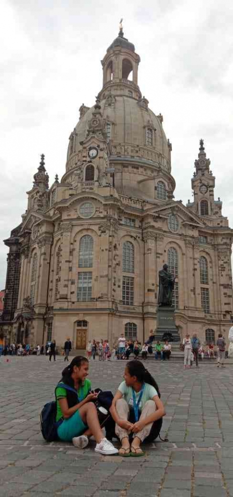 Saya (kanan) dan Ka Amel (kiri) di depan Frauenkirche | Sumber: Dok Pribadi