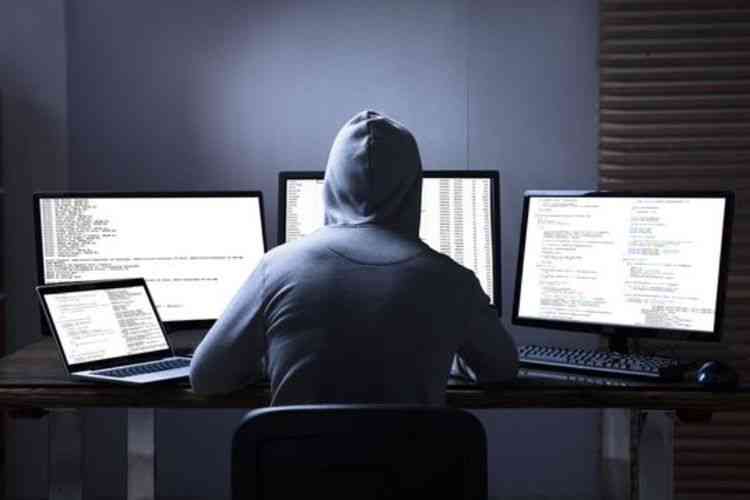 Ilustrasi hacker bekerja meretas data rahasia. Sumber: Shutterstock via Kompas.com