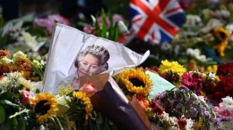 Karangan bunga untuk mendingan Ratu Elizabeth II (sumber: cnnindonesia.com)