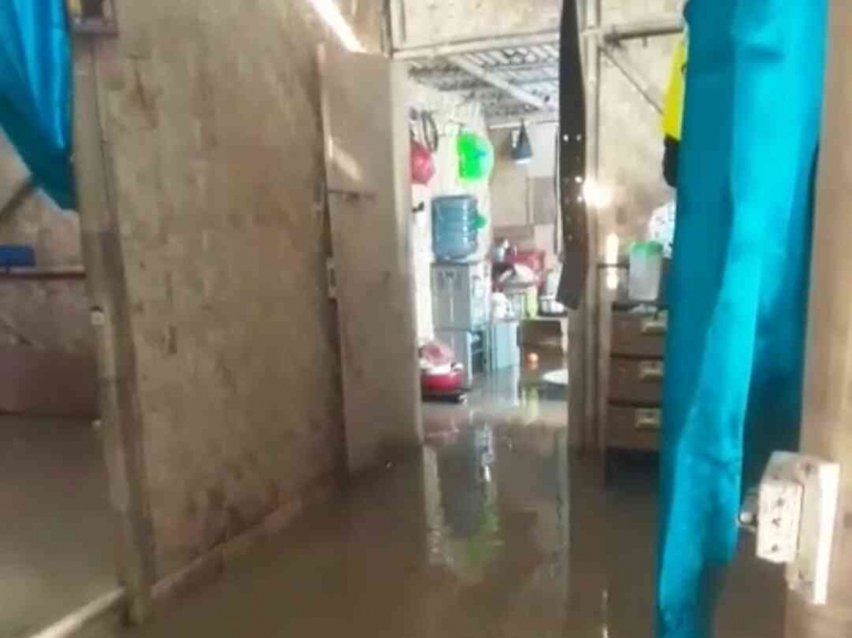 Banjir luapan sungai Sentiong merendam rumah Asiti (58) warga kampung Parahu Sukamulya/dokpri