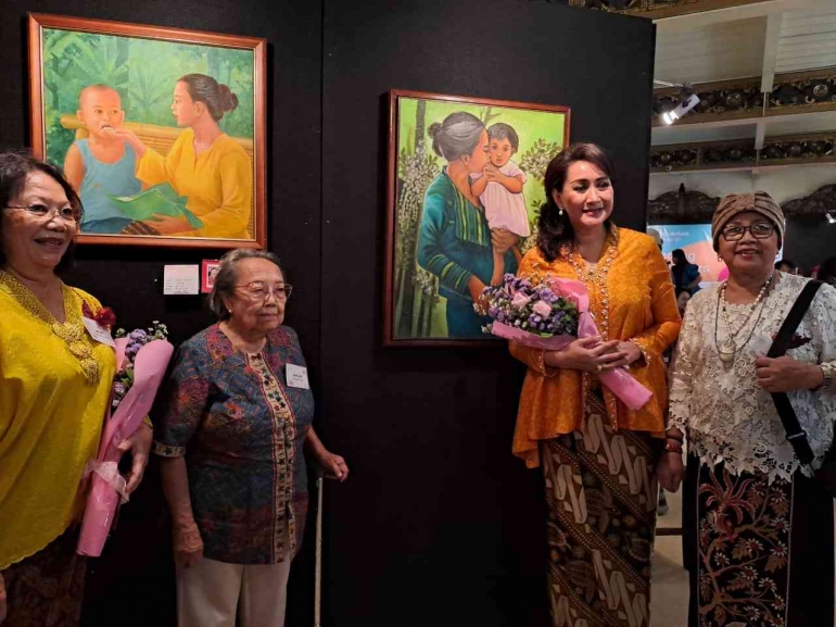 Ketua Umum IWPI Janie Noor, paling kiri, dan Ketum Kowani berfoto bersama pelukis tertua (dokumen pribadi)