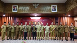 Kepala OJK Provinsi Aceh, Yusri bersama Pj Gubernur Aceh, Achmad Marzuki mengukuhkan serentak 11 Tim TPAKD di Aceh | dokpri