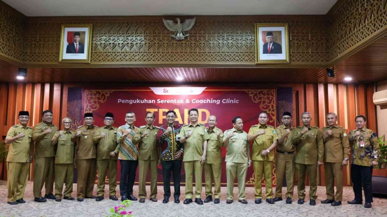 Kepala OJK Provinsi Aceh, Yusri bersama Pj Gubernur Aceh, Achmad Marzuki mengukuhkan serentak 11 Tim TPAKD di Aceh | dokpri