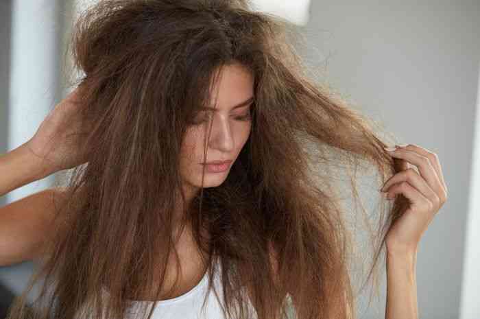 Mengatasi rambut kering bisa dengan menggunakan bahan alami. 