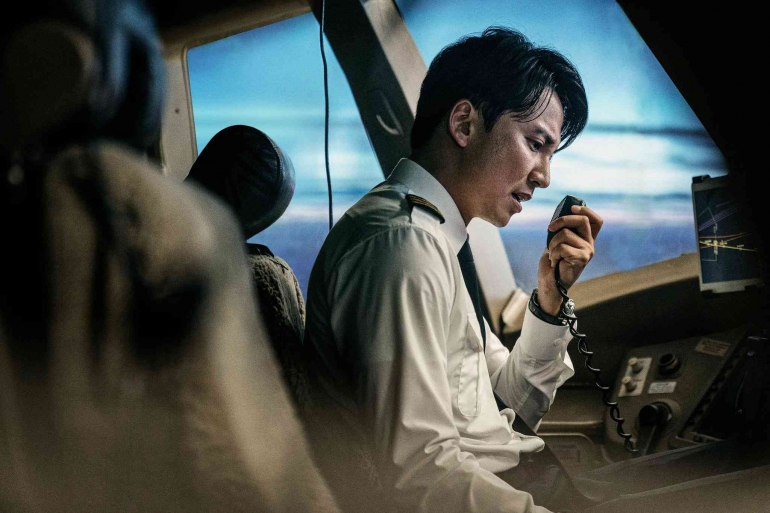 Salah satu adegan ketika bagian Pilot mulai melaporkan kepanikan yang ada didalam pesawat (sumber foto : Imdb)