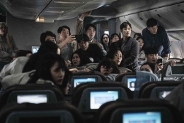 Suasana kepanikan yang terjadi di dalam pesawat ketika ditemukan seorang penumpang mati secara tiba-tiba (sumber foto : Imdb)