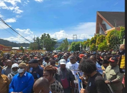 Massa Pendukung Gubernur Papua Paksa Masuk Kota, dok. pribadi
