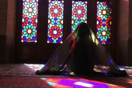 Dekorasi kaca patri di Masjid Nasir al-Mulk. Gambar oleh Tom Baars dari Pixabay.