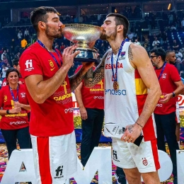 Willy dan Juancho Hernangomez ketika membawa Spanyol menjuarao Euro Basket 2022. Foto: instagram @willyhernangomez