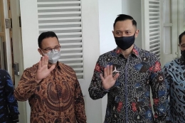  Anies Baswedan (kiri) bersama Ketua Umum Partai Demokrat Agus Harimurti Yudhoyono (AHY) di Pendopo Balai Kota DKI Jakarta, Kamis (6/5/2021). (Foto: KOMPAS.com/SINGGIH WIRYONO) 