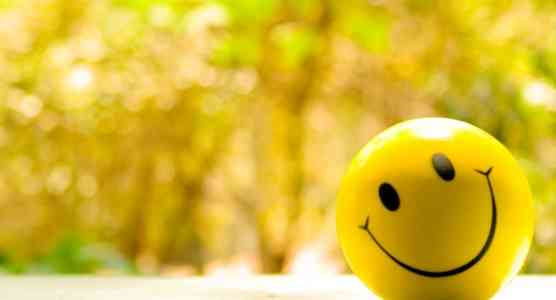Ilustrasi emosi senyum sebagai tanda seseorang bahagia (sumber: indonesiana.id)