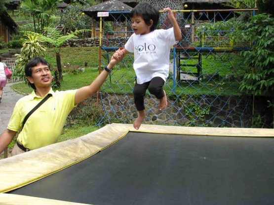 Teteh bermain trampoling bersama Bapa. Dokumen pribadi.