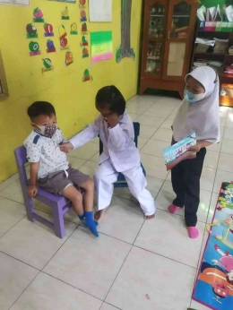 Dokumentasi pribadi/anak bermain peran dokter -- dokteran, TK Pertiwi 1 Tanjung. 2020
