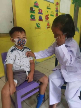 Dokumentasi pribadi/anak bermain peran dokter -- dokteran, TK Pertiwi 1 Tanjung. 2020