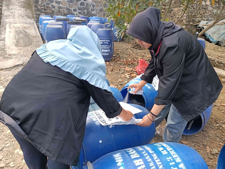 proses pengecatan tong sampah (Dokpri)