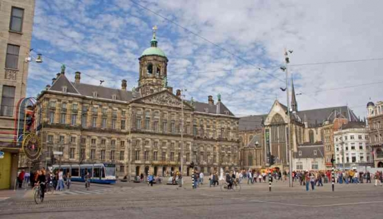 Bangunan Kerajaan Belanda yang sangat dijaga oleh Louis Bonaparte (sumber: liawisata.com)