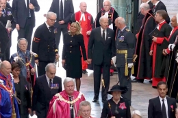 Presiden AS Joe Biden yang terlambat tiba di Westminster Abbey untuk mengikuti upacara pemakaman Ratu Elizabeth II. | Sumber: Reuters/www.nypost.com