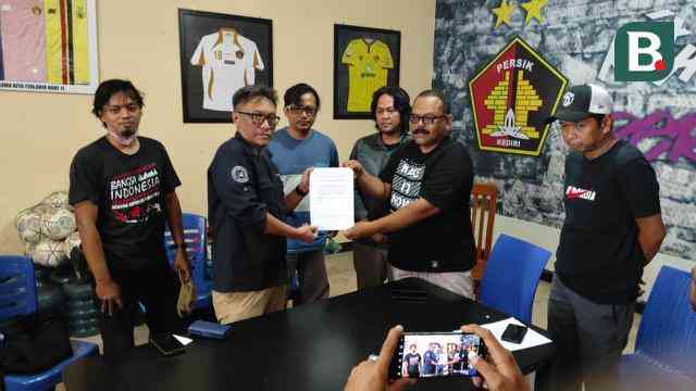 Penyerahan nota tuntutan kepada Panpel Persik yang diwakili Tri Widodo dan Media Officer Hariyanto (Foto : Bola.com/Gatot S)