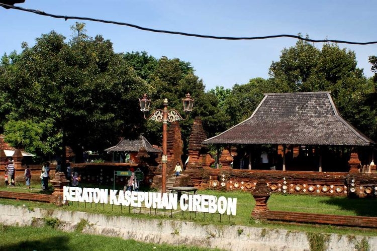 Keraton Kasepuhan, salah satu bangunan peninggalan Kesultanan Cirebon.(sumber: Holidify via kompas.com)