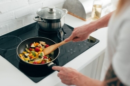 Ilustrasi memasak menggunakan kompor listrik.| Dok Shutterstock/LightField Studios via Kompas.com