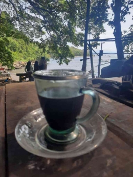 Menikmati kopi sekaligus pemandangan indah.| Dokumentasi pribadi penulis