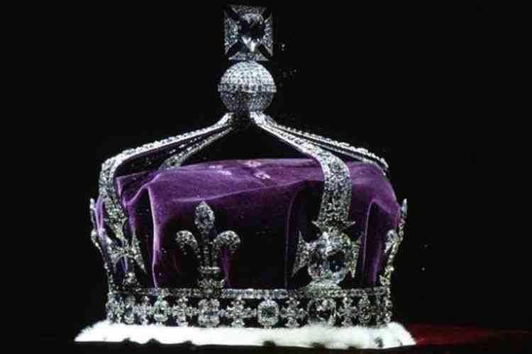 Ilustrasi: Berlian Koh-i-Noor yang menjadi hiasan utama pada mahkota Ratu Elizabeth II. Sumber: METRO.CO.UK by: Kompas