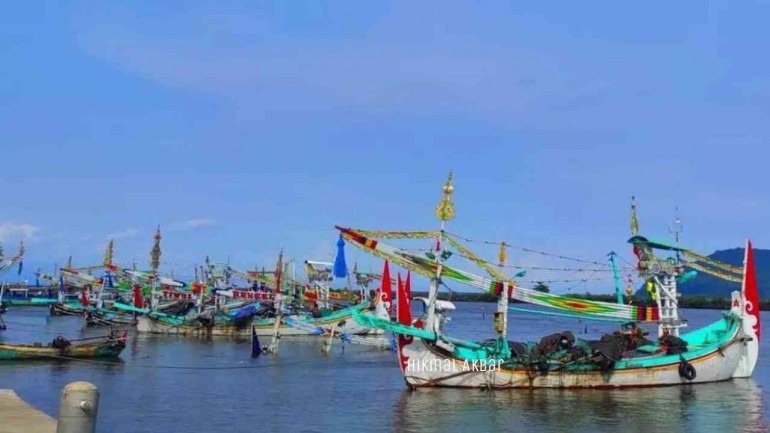Perahu Hias di Dermaga Pelabuhan Muncar - Hikmal Akbar Ibnu Sabil 