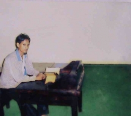 Penulis dalam ruang tahanan Pangeran Diponegoro. Sumber Foto: Pribadi