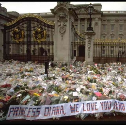 Istana Kensington  07 /09/ 1997, jutaan bunga berjejer di depan istana d satu hari setelah kematiannya ; Foto David Braukli/Getty Images
