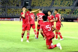 Selebrasi pemain timnas U-20 Indonesia usai memetik kemenangan di Kualifikasi Piala Asia U-20 2023 | SUCI RAHAYU/KOMPAS.COM