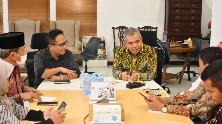 Dokpri PJ Bupati Kampar, Dr. H Kamsol, M.M bertemu Ketua Umum IA ITB, Gembong Primadjaya di Jl Taman Patra V No.14 Jakarta (Kamis, 22/9/2022)