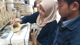 Mahasiswa seni rupa melakukan proses produksi keramik teknik tuang disentra keramik/dokpri