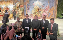 Anies Baswedan (kedua kanan) dan AHY (kedua kiri) melakukan foto bersama Ketum Partai Nasdem Surya Paloh (tengah), Presiden PKS (pertama kiri), serta mantan Wakil Presiden Jusuf Kalla (pertama kanan). 