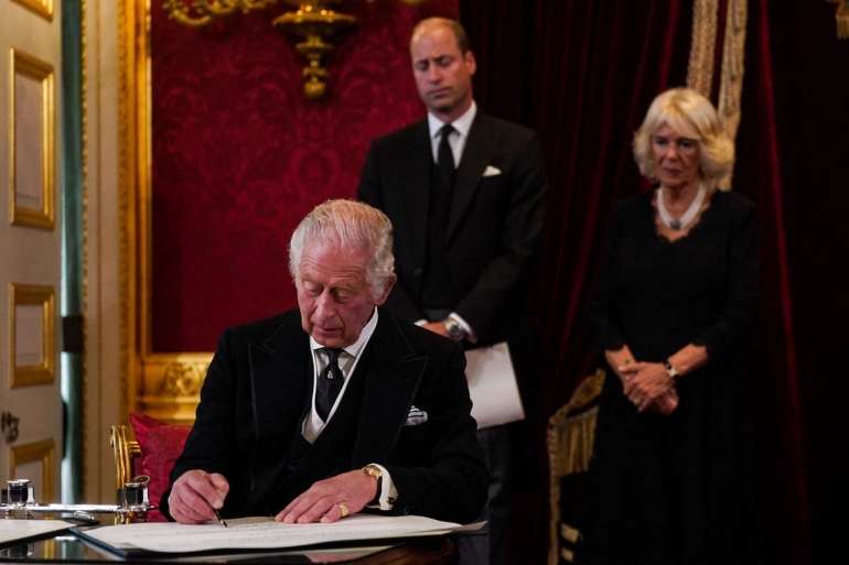 Pangeran William dan Camila Parker Bowles, di Istana St James, London, Sabtu (10/9/2022), menyaksikan penandatanganan sumpah oleh Pangeran Charles, yang membuatnya didapuk sebagai Raja Inggris Charles III menggantikan Ratu Elizabeth II. (AFP/POOL/VICTORIA JONES via KOMPAS.ID)