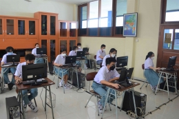 Sekolah-sekolah Tarakanita terbiasa melakukan penilaian based computer (Dok. Rina Adityana)