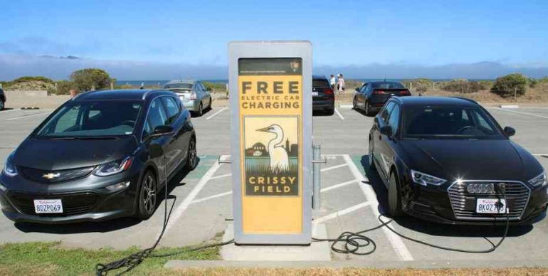 Stasiun isian mobil listrik gratis  di Crissy Field Center  San Francisco, (Foto Oleh Liz Hafalia/The San Francisco Chronicle via Getty Images)