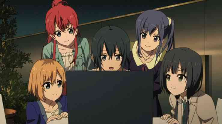 Nobar film di laptop | Sumber: AnimeChicago.com