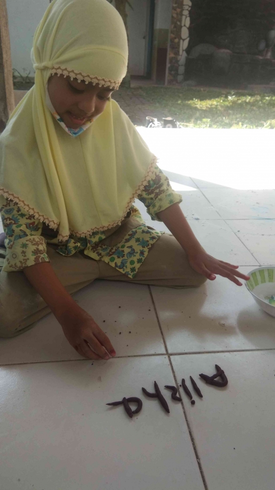 Sumber: dokumen pribadi  kegiatan fun learning mebuat playdough di TK ABA 18 Dau Malang