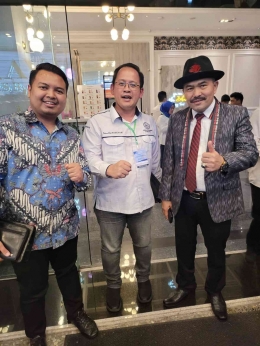 Kamaruddin Simanjuntak (kanan) bersama rekannya sesama advokat di Surabaya. (dok.pribadi)