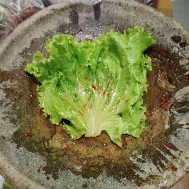 Foto membersihkan sambal di cobek dengan daun selada. Dokpri yuliyanti