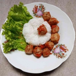 Foto hidangan/ sepiring nasi hangat dan bakso penyet. Dokumen yuliyanti