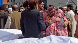 Keluarga korban dari pengeboman sebuah masjid di Peshawar pada tanggal Maret 4. Lebih dari 60 orang meninggal di peristiwa ini. | Sumber: CNN